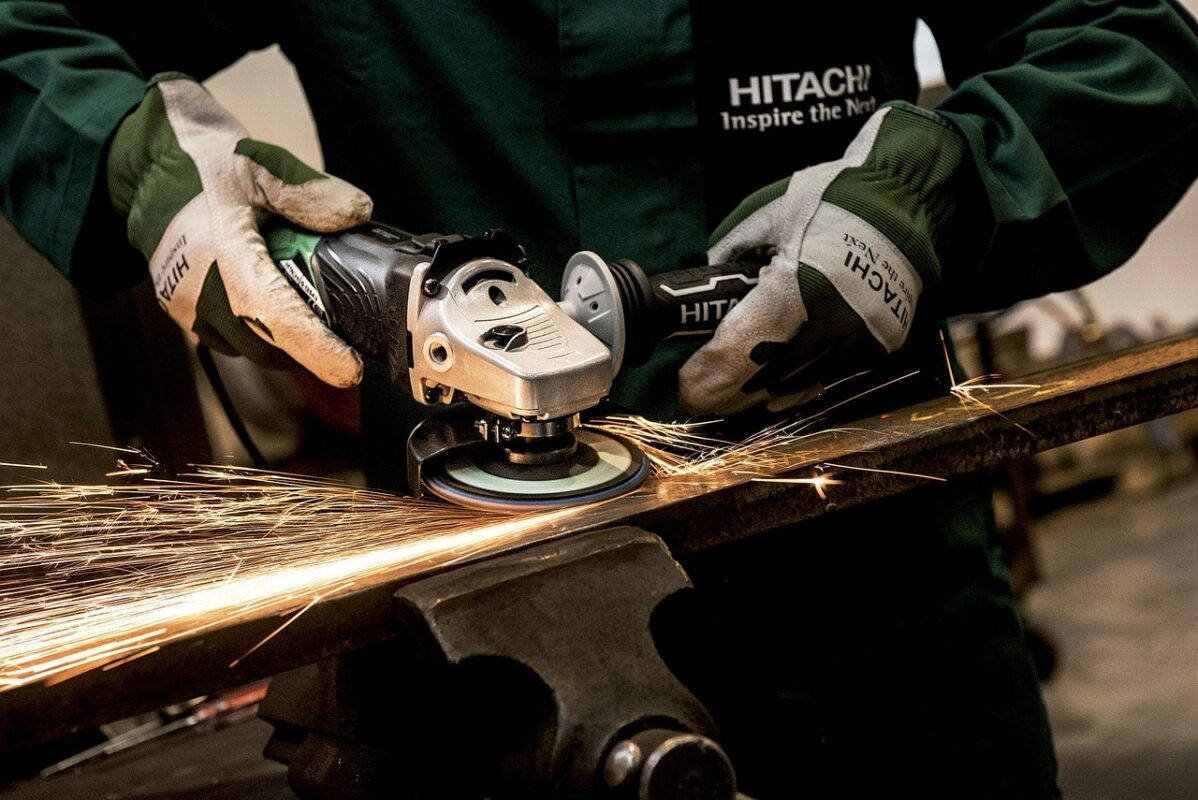 Plunge cuts, flush cuts and scraping: getting more from one multitool