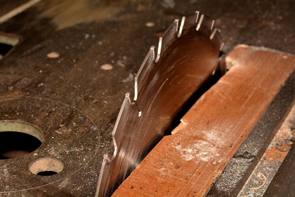 Oscillating blade types: bi-metal, high-carbon and carbide compared