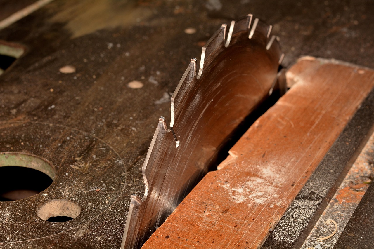 Oscillating blade types: bi-metal, high-carbon and carbide compared